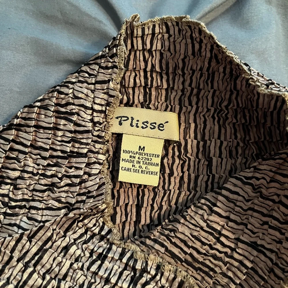 Plisse stretchy mock turtleneck sleeveless top - Picture 2 of 6